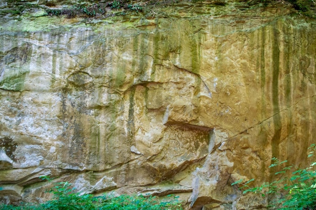 Abstrakter Naturhintergrund aus gelbem Marmor. Stein- oder Felsenhintergrund. Foto in hoher Qualität