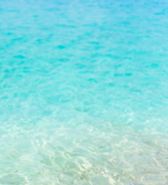 Abstrakter Naturhintergrund des Frühlinges oder des Sommers mit blauem Meer, Ozeanunschärfe