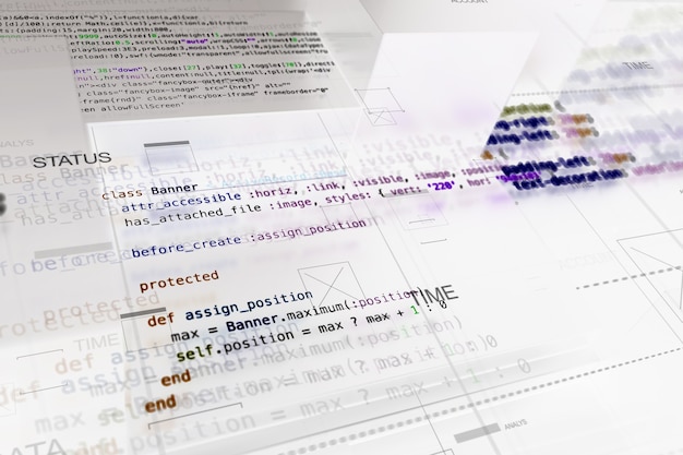 Abstrakter Programmierhintergrund mit Codezeilen und 3D-Rendering von zufälligen extrudierten quadratischen Formen. Extrudierte reflektierende Oberfläche mit Software-Entwicklungscode.