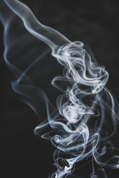 Foto abstrakter rauch, der auf schwarzem hintergrund in der luft schwebt