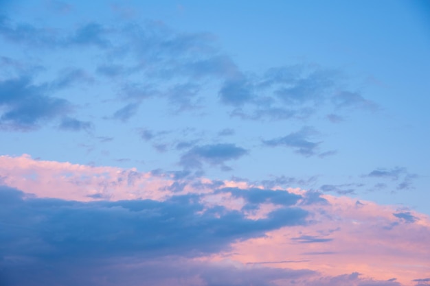 Abstrakter rosa Sonnenunterganghimmel und dunkelblauer Wolkenhintergrund mit Bewegungsunschärfe Heller rosablauer Himmelshintergrund Natürlicher Himmelshintergrund, um den Himmel in Ihren Fotos zu ersetzen