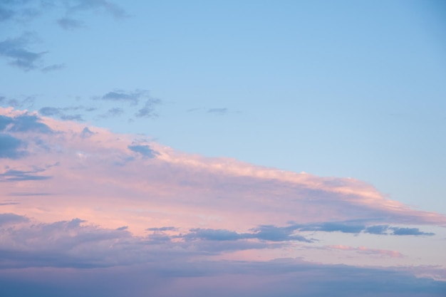 Abstrakter rosafarbener Sonnenuntergang Himmelshintergrund mit Bewegungsunschärfe Heller rosablauer Himmelshintergrund Natürlicher Himmelshintergrund, um den Himmel in Ihren Fotos zu ersetzen