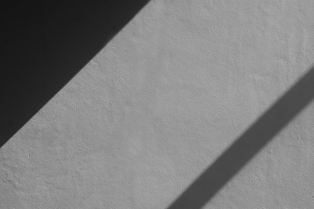 Abstrakter Schatten auf einer Weißzementwand im Raum