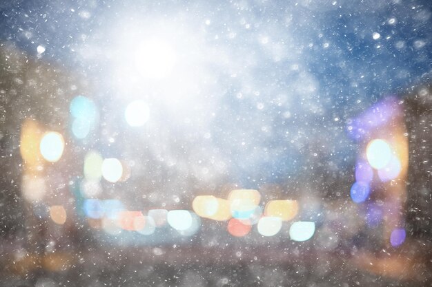 abstrakter Schnee verschwommener Hintergrund Lichter der Stadt, Winterurlaub neues Jahr