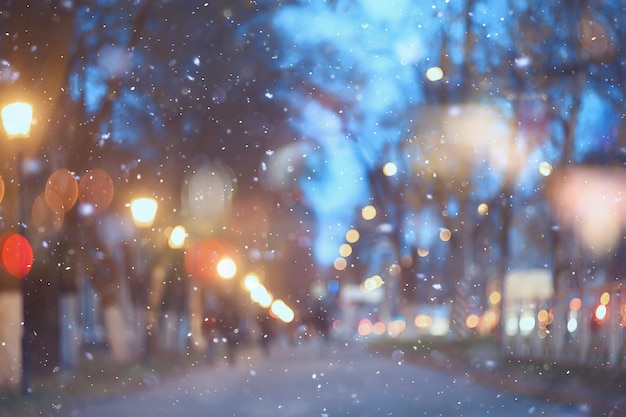 abstrakter Schnee verschwommener Hintergrund Lichter der Stadt, Winterurlaub neues Jahr