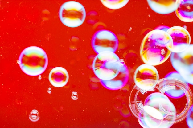 Abstrakter Seifenblasen-Hintergrund Farbige Blasen schwimmen in der Luft