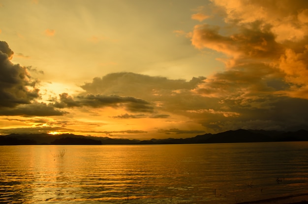 Abstrakter Sonnenuntergang am See in Thailand