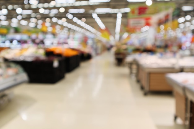 Abstrakter Supermarktlebensmittelgeschäft verwischte defokussierten Hintergrund mit Bokeh-Licht