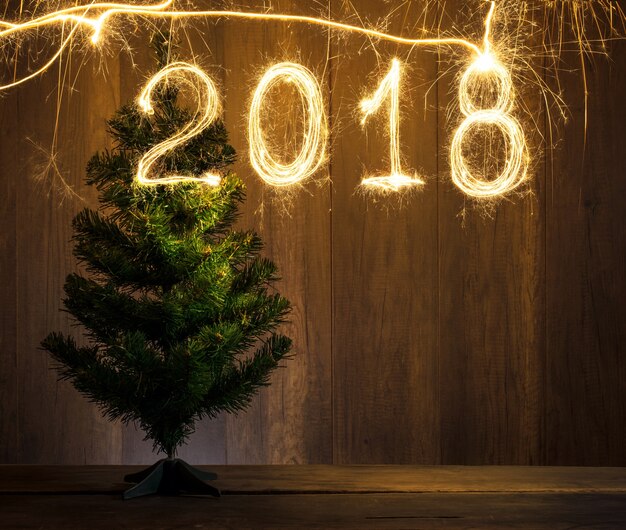 Abstrakter symbolischer Weihnachtsbaum mit 2018 geschaffen unter Verwendung des Wunders des neuen Jahres 2018 der Wunderkerzen