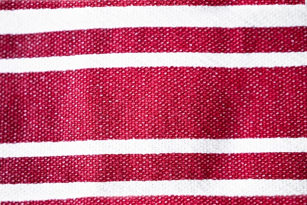 Abstrakter Textilhintergrund mit Streifen in Trendfarbe 2023 Viva Magenta