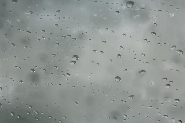 abstrakter Tropfenglashintergrund / Texturnebelregen, saisonaler Hintergrund, klares Glas mit Wasser