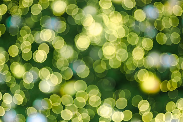 Abstrakter Unschärfedekorationsball und helle Schnur auf Weihnachtsbaum mit bokeh beleuchten