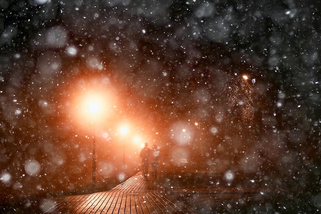 abstrakter unscharfer Hintergrund, fallende Schneeflocken der Landschaftsweihnachtsschneestadtstraße, Feiertage Winter