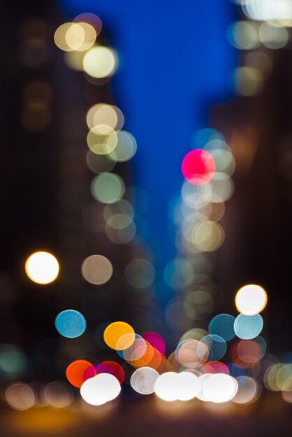 Abstrakter unscharfer Stadthintergrund. Straßenlaternen der Großstadt bei Nacht. Lichter und Schatten von New York City