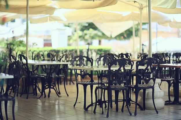 abstrakter verschwommener hintergrund straßencafé in der stadt, keine leute, leer, sommerrestaurantquarantäne