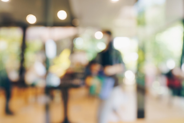 Abstrakter verschwommener Leuchttisch im Café und im Café mit Bokeh-Hintergrund. Vorlage für die Produktanzeige.