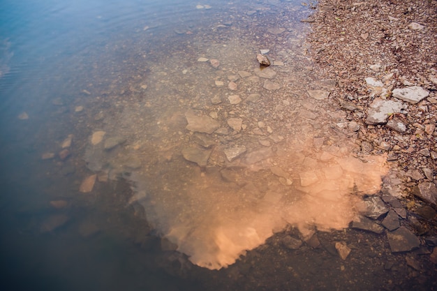 Abstrakter verschwommenes sonniges Wasser Sonnenuntergang im Freien Hintergrund