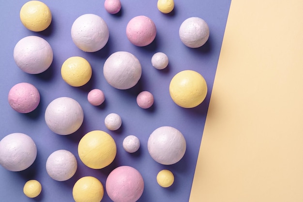 Abstrakter violetter und gelber Hintergrund Vintage-Pastellfarben Farbe des Jahres 2022 Sehr Peri Pantone