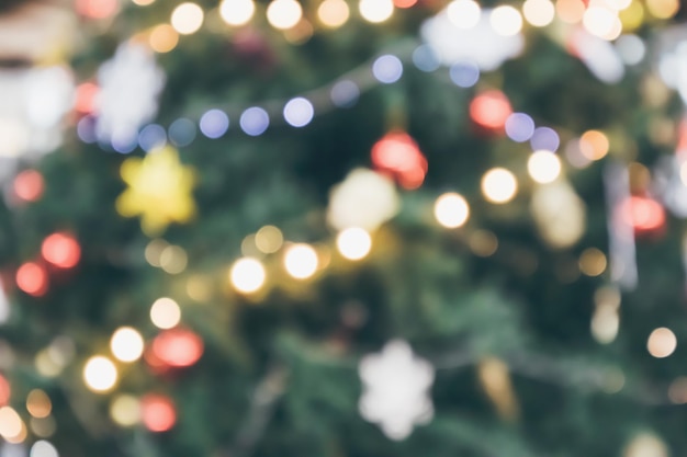 Abstrakter Weihnachtsfeiertag mit festlichem goldenem Bokeh-Licht auf Baum unscharfem Hintergrund