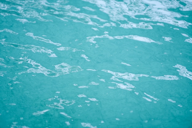 Abstraktes Beschaffenheitshintergrund des blauen Wassers / Wasseroberflächenpoolmeer oder -ozean