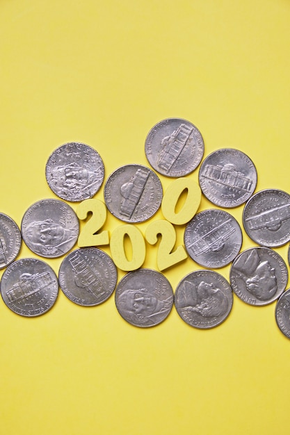 Abstraktes Bild von 2020 von Holzfiguren und Münzen von Cent l.