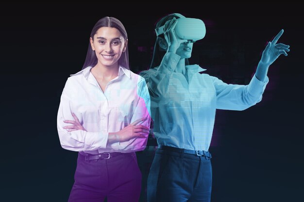 Abstraktes Doppelbild einer attraktiven, glücklichen Geschäftsfrau mit VR-Brille Silhouette auf dunklem Hintergrund Augmented-Reality-Spielerlebnis und futuristisches Technologiekonzept