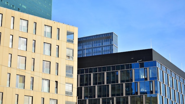 Abstraktes Fragment zeitgenössischer Architekturwände aus Glas und Beton