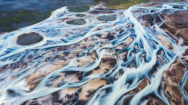 Foto abstraktes gletscherflussmuster, das auf das isländische hochland in island fließt