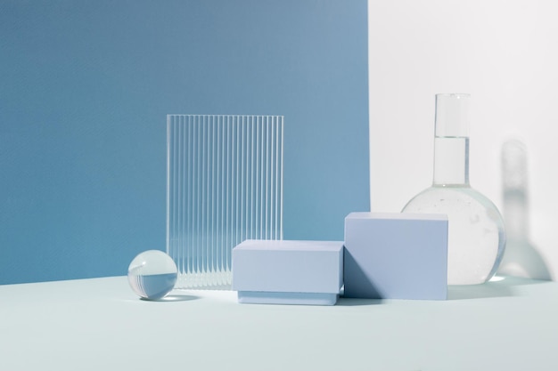 Abstraktes kreatives geometrisches Podium aus verschiedenen Materialien blauer Hintergrund harte Schatten Minimalismus