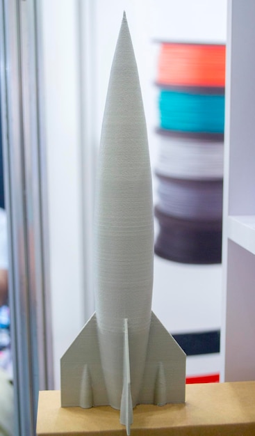 Abstraktes Kunstobjekt gedruckt auf d-Drucker beigefarbenes kreatives Modell Rakete gedruckt på d-Drucker