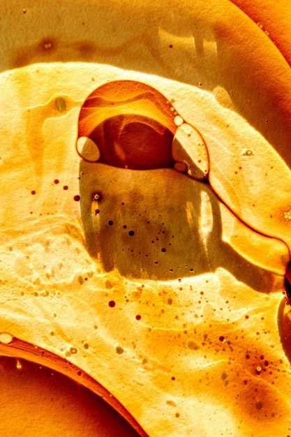 Abstraktes Ölgemälde Kreative nasse flüssige Illustrationen Flüssige Kunst Kleckse und Tropfen auf Papierstruktur Orange, gelbe und weiße Farben