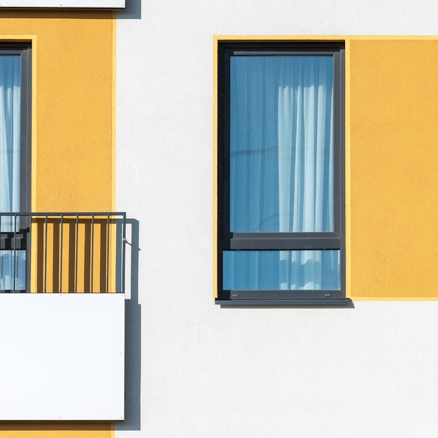 Foto abstraktes modernes architekturbild mit wohnfenster- und balkondetail