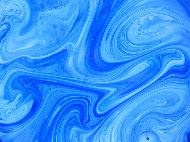 abstraktes muster aus blauem flüssigem acryl