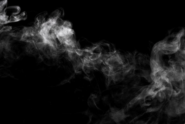 Abstraktes Pulver- oder Raucheffekt, isoliert auf schwarzem Hintergrund