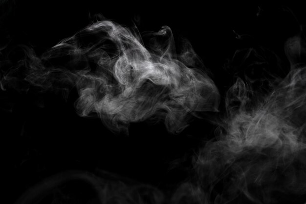 Abstraktes Pulver- oder Raucheffekt, isoliert auf schwarzem Hintergrund