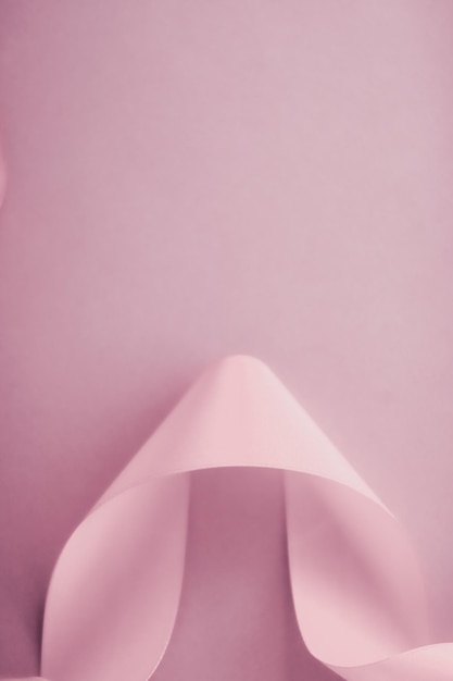 Abstraktes Seidenband auf errötendem rosa Hintergrund, exklusives Luxusmarkendesign für Urlaubsverkaufsproduktwerbung und Glamour-Art-Einladungskartenhintergrund