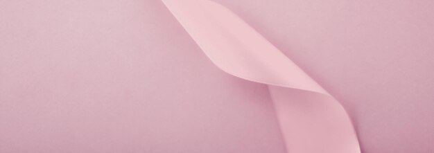 Abstraktes Seidenband auf errötendem rosa Hintergrund, exklusives Luxusmarkendesign für Urlaubsverkaufsproduktwerbung und Glamour-Art-Einladungskartenhintergrund