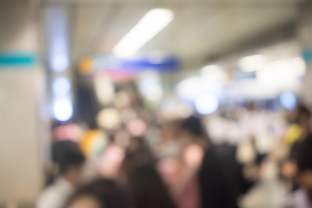 Abstraktes Unschärfebild von Menschen, die in der U-Bahn gehen