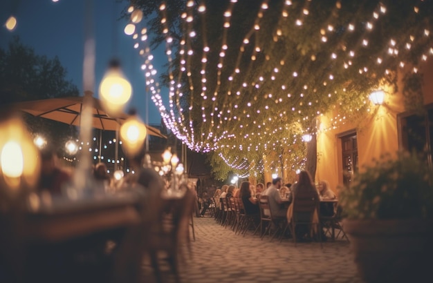 Abstraktes unscharfes Bild des Nachtfestes im Garten mit Bokeh für die Hintergrundnutzung Konzept der Vintage-Töne