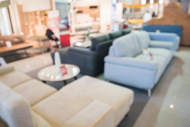 Abstraktes, unscharfes Sofa im Einrichtungsmöbel-Showroom-Laden mit Bokeh-hellem Hintergrund