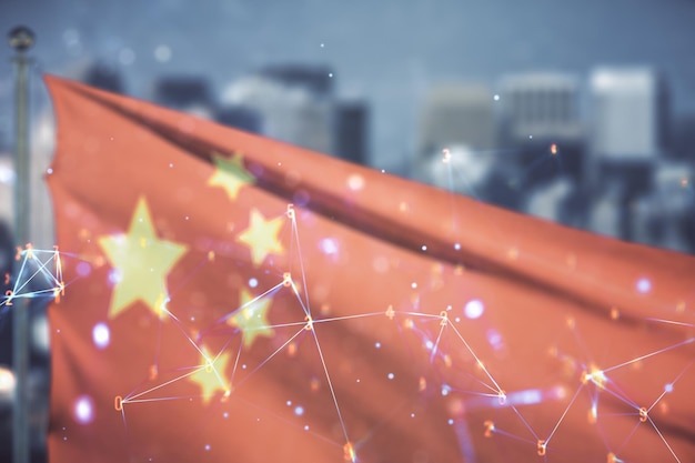 Abstraktes virtuelles Hologramm für drahtlose Technologie auf der Flagge Chinas und verschwommenem Stadtbildhintergrund Großes Daten- und Datenbankkonzept Mehrfachbelichtung