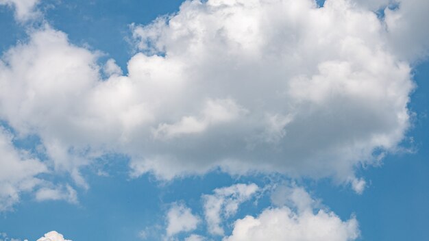 Abstratas nuvens fofas no céu azul