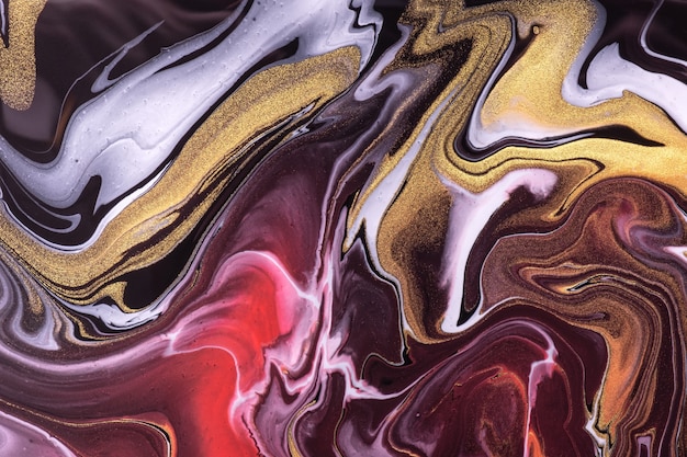 Abstrato arte fluida fundo escuro cores vermelho e dourado. Mármore líquido. Pintura acrílica sobre tela com linhas roxas e gradiente. Cenário de tinta a álcool com padrão preto ondulado.
