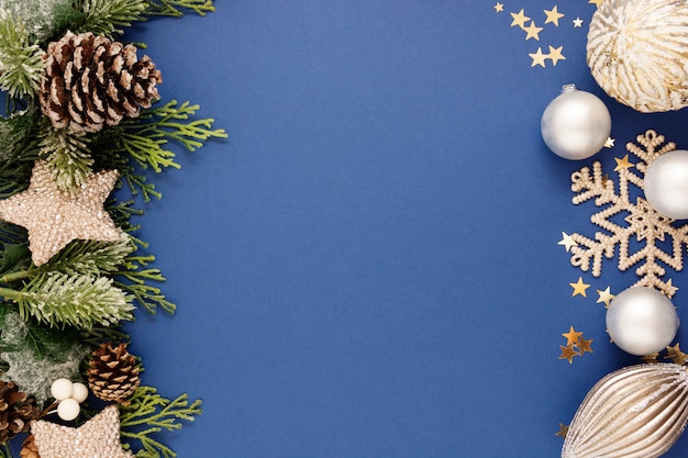 Abstrato azul de Natal com enfeites de prata e ramos de abeto sobre fundo azul. Natal e ano novo cartão de férias de inverno. Conceito mínimo.