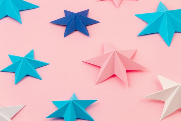 Abstrato com estrelas de origami de papel colorido. Férias, comemoração, aniversário, cartão, convite, conceito diy