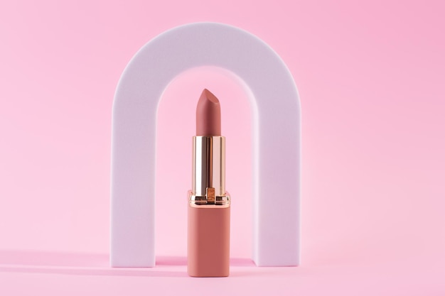 Abstrato com formas geométricas para apresentação do produto batom nude gloss labial