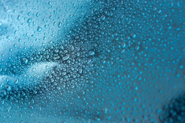 Abstrato com pingos de chuva e lindo bokeh azul
