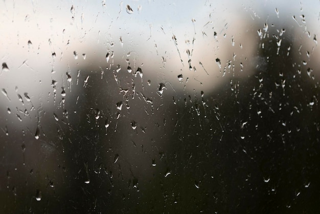 Abstrato com pingos de chuva no vidro da janela