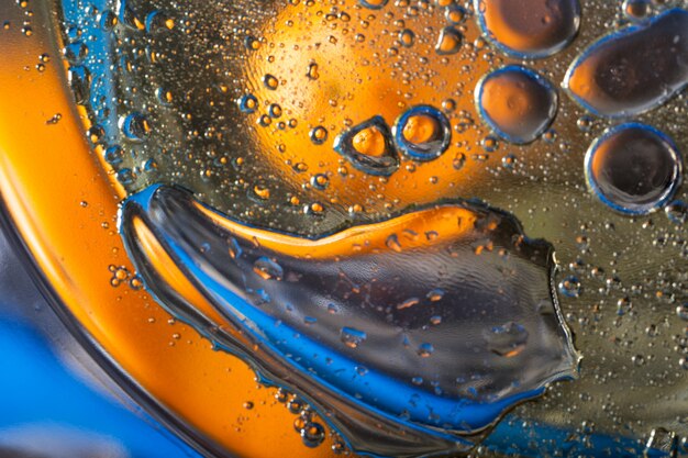 Abstrato de gotas oleosas na água