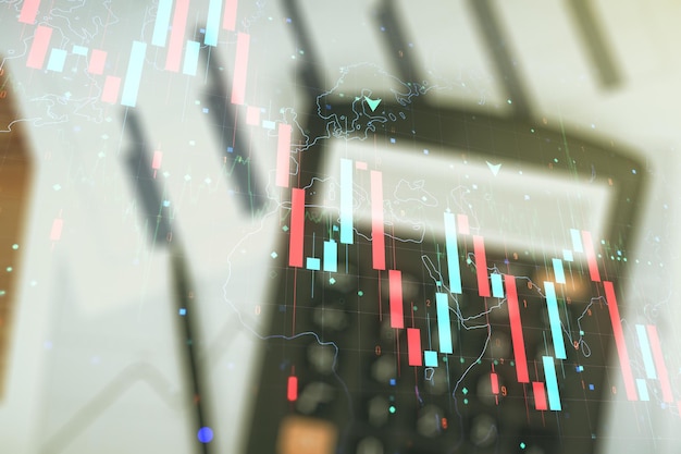 Abstrato gráfico virtual de crise global e esboço de mapa mundial em calculadora e papéis de fundo mercados em queda e colapso do conceito de economia global Dupla exposição